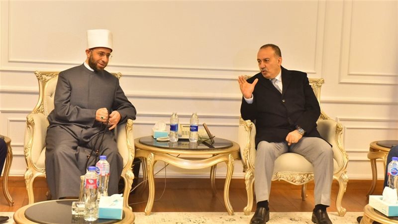 محافظ أسيوط ووزير