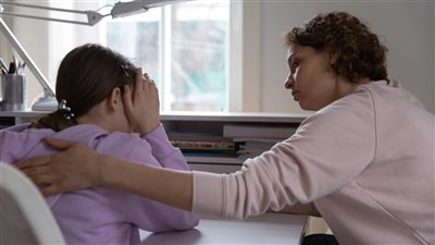 نصيحة للأمهات، احذري من تأثير ضغط الدراسة على علاقتك مع أبنائك