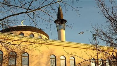 مربوط بسلاسل حديدية وأطلق عليه 6 رصاصات، واقعة تدنيس جديدة للمصحف الشريف فى السويد