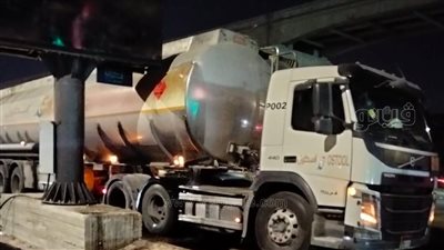 الشارع غرق بنزين، اصطدام مقطورة نقل مواد بترولية بلوحة إعلانية بالتجمع 
