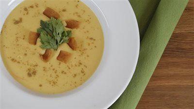 طريقة عمل شوربة العدس بالكريمة في خطوات بسيطة للتدفئة من البرد 