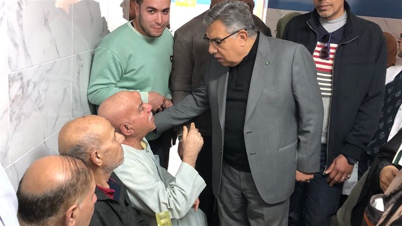 محافظ الدقهلية بعيادة