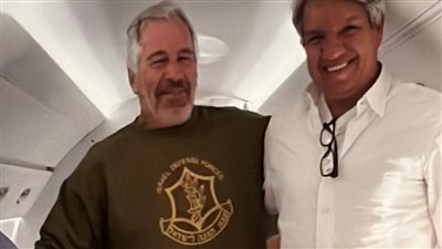 كشفوا عنه أخيرًا، قميص عسكري بخزانة جيفري إبستين يثير الجدل ويفضح علاقته الغامضة بالموساد 