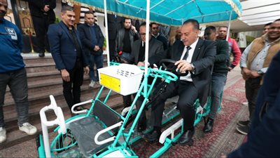 بديل التوك توك، محافظ أسيوط يتفقد نموذجًا لمركبة نقل خفيفة صديقة للبيئة (صور) 