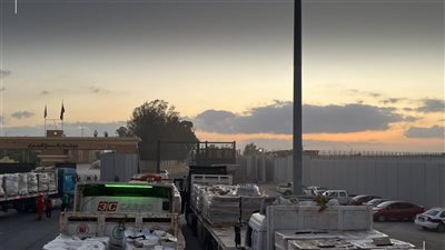 الهلال الأحمر يدفع بـ 130 ألف سلة غذائية و22 ألف قطعة ملابس شتوية لغزة 