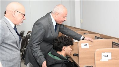 رئيس جامعة قناة السويس يتفقد لجان الاختبارات الإلكترونية 