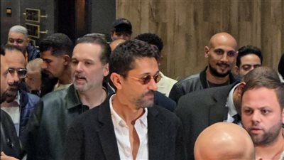 بعد شائعة ارتباطه بدينا الشربيني، كريم محمود عبدالعزيز يشارك بالعرض الخاص لفيلم طلقني (صور)