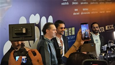 الإعلامي أحمد سالم وكريم السبكي يدعمان نجوم فيلم طلقني في العرض الخاص (فيديو)