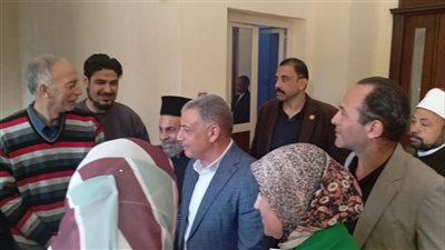 محافظ الإسماعيلية يلتقي طالبات مدرسة السيدة خديجة الإعدادية بنات خلال زيارتهن لمركز الوثائق