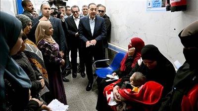 مدبولي يستفسر من سيدة عن مستوى الخدمة الطبية بمركز طب أسرة 