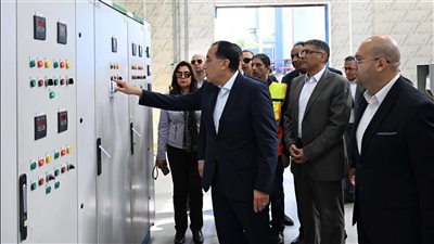 مدبولي يتفقد محطة مياه الشرب بأرض المشتل بمركز الصف.. ويضغط على زر تفعيل التشغيل