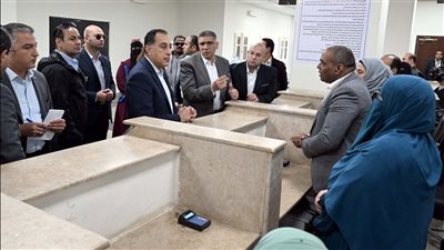 مدبولي يتفقد مجمع خدمات المواطنين 