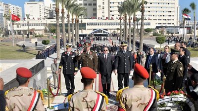 احتفالًا بالعيد القومي الـ69، محافظ بورسعيد يضع إكليلًا من الزهور على النصب التذكاري بميدان الشهداء