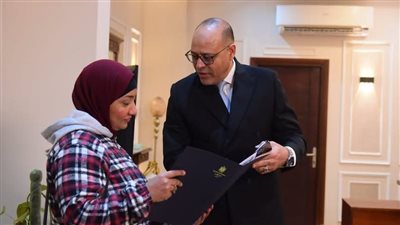 وزير العمل: إعانة مالية وفرصة عمل لصاحبة فيديو التخلي عن أبنائها الأربعة