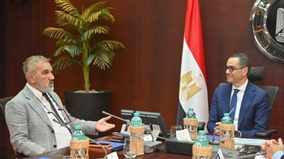 وزير الاستثمار يلتقي مسؤولي 