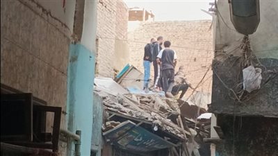 وصول مدير أمن الجيزة وعدد من قيادات الداخلية لموقع انهيار عقار إمبابة