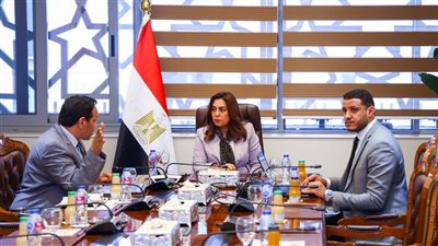 وزيرة التنمية المحلية تتابع موقف تنفيذ وتشغيل مشروعات 