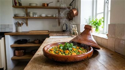 طاجن البسلة بالجزر والكركم في الفرن، اكلة شتوية ومغذية