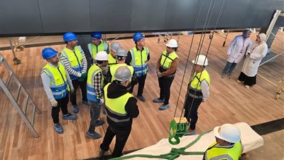 الصور الأولى لتركيب مركب خوفو بمقرها الجديد في المتحف المصري الكبير