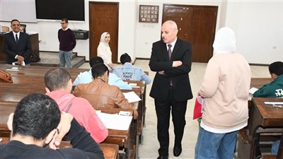 رئيس جامعة القناة يتابع انتظام العمل داخل لجان امتحانات البرامج المميزة