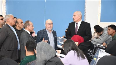 رئيس جامعة القناة يتفقد انتظام لجان امتحانات كلية الآداب 