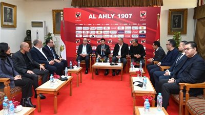 وزير الشباب والرياضة يلتقي مجلس إدارة النادي الأهلي (صور)