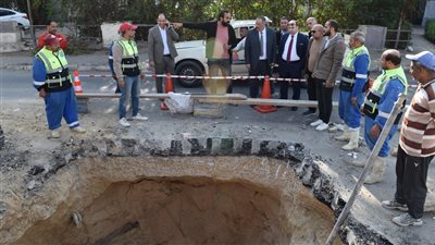 رئيس مياه القناة يتابع أعمال إصلاح هبوط مطبق الصرف بالشارع التجارى بالإسماعيلية (صور)