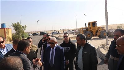 محافظ شمال سيناء يتفقد أعمال رصف المحور الرابط بوسط مدينة بئر العبد