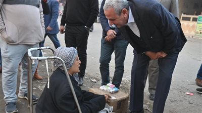 محافظ الغربية يستجيب لطلب مسنة بتوفير كرسي متحرك بعد سماع شكواها