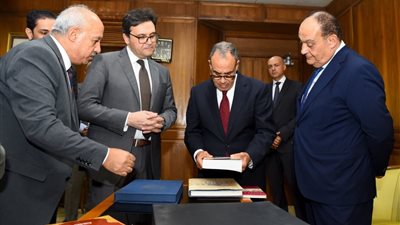 ‎وزير الخارجية يتسلم وثائق ومستندات وخرائط تاريخية بعد ترميمها في دار الكتب (صور)