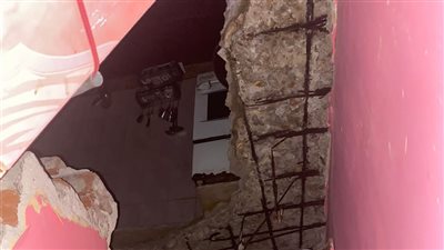 انهيار سقف مطبخ وحمام على طابقين بالزاوية الحمراء وإخلاء العقار من السكان (صور)