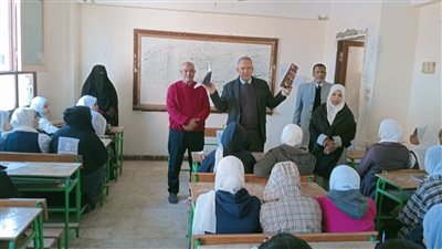 وكيل التعليم بأسيوط يتابع تدريب طلاب الإعدادية على امتحانات البوكلت 