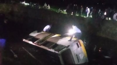 إصابة شخصين في انقلاب ميني باص في ترعة بالدقهلية (صور)