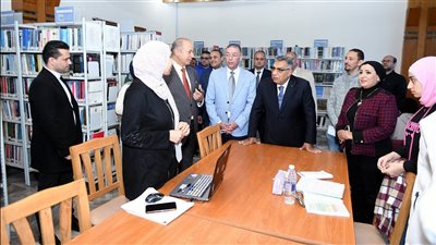 محافظ الدقهلية ورئيس جامعة المنصورة يتفقدان الأنشطة الثقافية بمكتبة مصر العامة