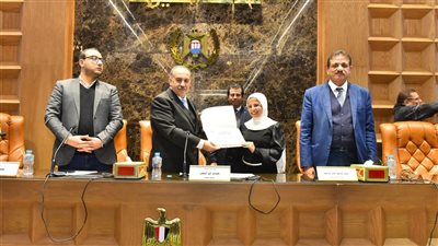 محافظ أسيوط يكرم طالبين لتفوقهما في مسابقات الابتكار والتكنولوجيا