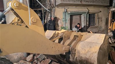 رفع أنقاض العقار المنهار جزئيا بكفر البدماص في المنصورة (صور)