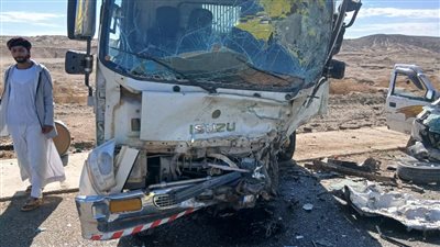 مصرع وإصابة 3 أشخاص في تصادم سيارتى نقل بإدفو 