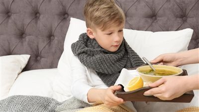 للأمهات، ابدئي يوم طفلك بعصير فيتامين C في الشتاء لتقوية مناعته