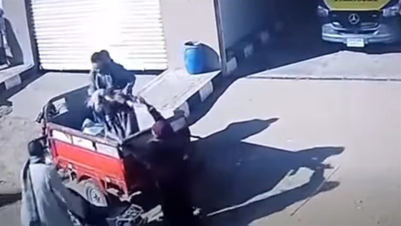لحظة إنقاذ طفل من