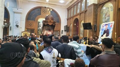 أهالي بني مزار بالمنيا يشيعون جثمان مينا جاد ضحية الهجرة غير الشرعية (صور)