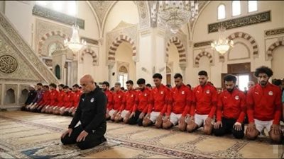 حقيقة الصورة المتداولة لأداء لاعبي منتخب مصر صلاة الظهر بالشورت 