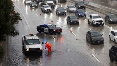 طوارئ في لوس أنجلوس الأمريكية تحسبا لفيضانات عارمة (فيديو)