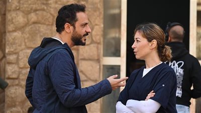 مسلسلات رمضان 2026، الصور الأولى من كواليس تحت الحصار لـ منة شلبي وإياد نصار 