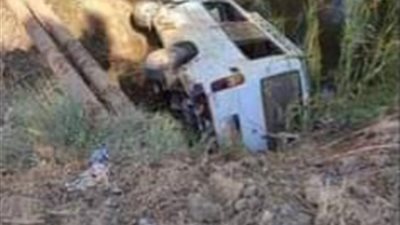 العناية الإلهية تنقذ ركاب سيارة ميكروباص بعد سقوطها بترعة السنطة | صور