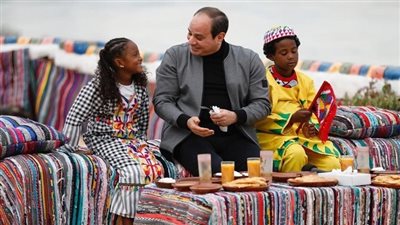 رئيس كل المصريين.. السيسي يزور قرية غرب سهيل.. يتفقد تطوير الخدمات ضمن مبادرة حياة كريمة.. يعقد لقاء مفتوحا مع مجموعة من الأهالي.. يتناول الغذاء.. ويدعو الطفلين (جنى) و(ساجد) لمنتدى شباب العالم