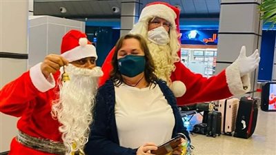 سائح بلجيكي يصل إلى مطار الغردقة مرتديا زي سانتا كلوز احتفالا بالسنة الجديدة