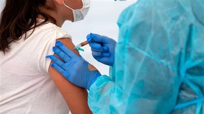 الصحة توصي السيدات اللاتي يخططن لـ «حمل» بتلقي لقاح كورونا 