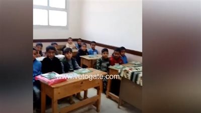 معلمة تبتكر طريقة مبتكرة لتعليم الإنجليزية ودمجها باللهجة البدوية بمطروح | فيديو