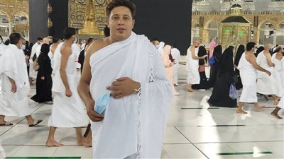 حمو بيكا يؤدي مناسك العمرة مع علي قدورة | صور