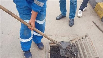 تطهير المطابق والشنايش بحي الجمرك فى الإسكندرية استعدادًا للتقلبات الجوية